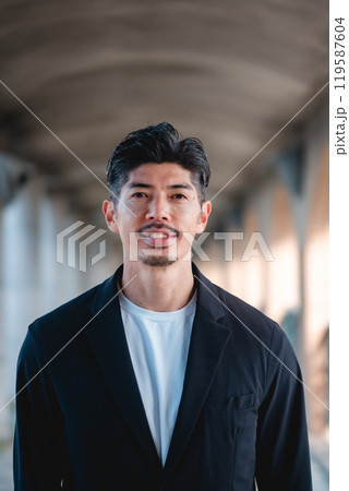 セットアップを着た男性 119587604