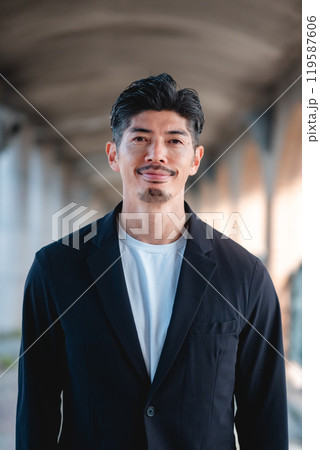セットアップを着た男性 セットアップを着た男性 119587606