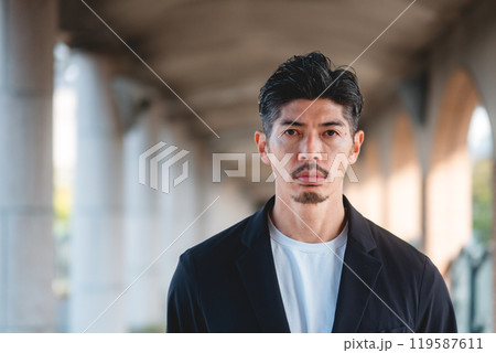 セットアップを着た男性 セットアップを着た男性 119587611