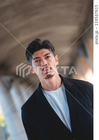 セットアップを着た男性 セットアップを着た男性 119587615