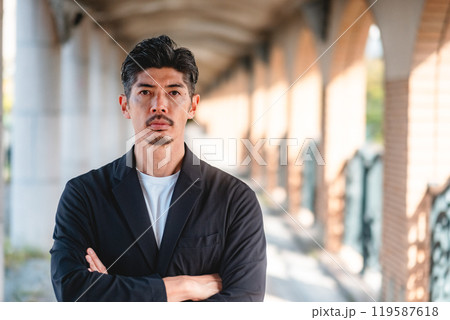 セットアップを着た男性 セットアップを着た男性 119587618