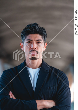 セットアップを着た男性 119587628