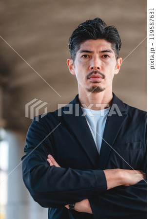 セットアップを着た男性 セットアップを着た男性 119587631