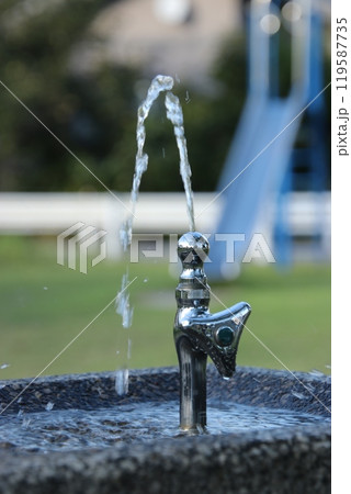夕暮れの公園の蛇口から水道水が出ている光景(9月) 夕暮れの公園の蛇口から水道水が出ている光景(9月) 119587735