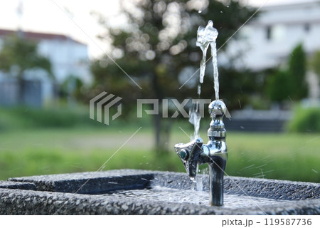 夕暮れの公園の蛇口から水道水が出ている光景（9月） 119587736