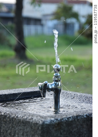 夕暮れの公園の蛇口から水道水が出ている光景（9月） 119587738