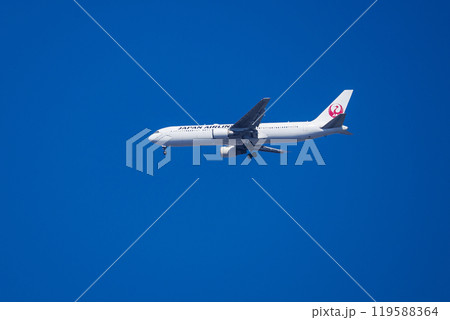 青空を滑空する旅客機 青空を滑空する旅客機 119588364