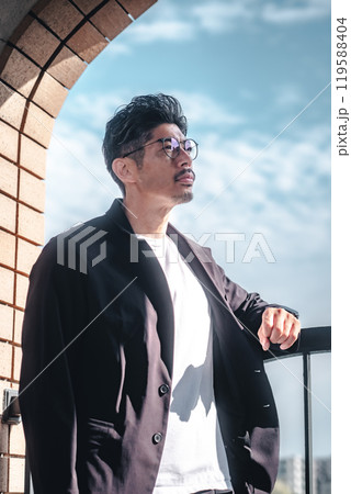 メガネをかけたスタイリッシュな男性 119588404