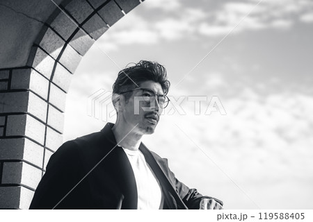 メガネをかけたスタイリッシュな男性 119588405