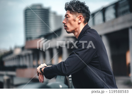 橋で真剣な表情で黄昏ている男性 119588583