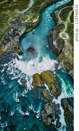 アイスランドの壮大な滝とエメラルドグリーンの水流 119588810