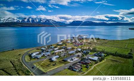 アイスランドの静かな湖畔の町と雪山の絶景 アイスランドの静かな湖畔の町と雪山の絶景 119588811