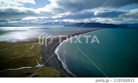 アイスランドの壮大な海岸線と雪山の景色 アイスランドの壮大な海岸線と雪山の景色 119588813
