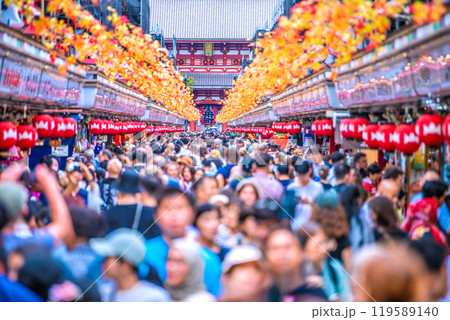 日本の東京都市景観外国人観光客らで賑わう浅草寺。コロナ禍前を超える人出=10月24日 日本の東京都市景観外国人観光客らで賑わう浅草寺。コロナ禍前を超える人出=10月24日 119589140