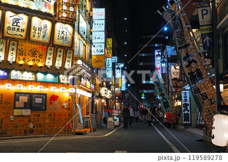新宿三丁目の飲み屋街 119589278