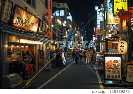 新宿三丁目の飲み屋街 119589279