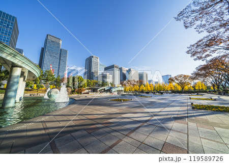 秋の東京都市風景　和田倉噴水公園から見る丸の内のオフィスビル群【東京都・千代田区】 119589726