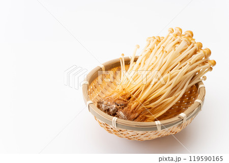 竹笊に盛られた茶えのき茸 竹笊に盛られた茶えのき茸 119590165