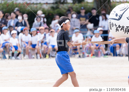 運動会を笑顔で楽しむ小学生の男の子 119590436