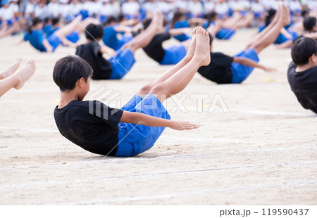 運動会で組体操をする小学生の男の子 運動会で組体操をする小学生の男の子 119590437