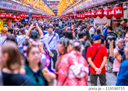 日本の東京都市景観外国人観光客らで賑わう浅草寺。コロナ禍前を超える人出＝10月24日 119590735
