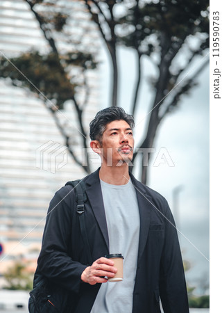 オフィス街を通勤する男性 119590783