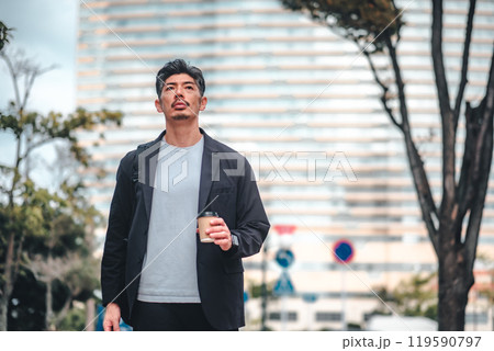 オフィス街を通勤する男性 119590797