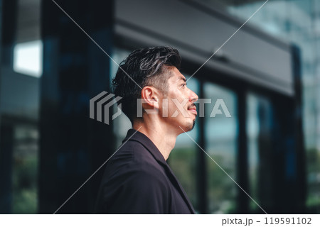 ビルの前に立つスーツを着た男性 ビルの前に立つスーツを着た男性 119591102