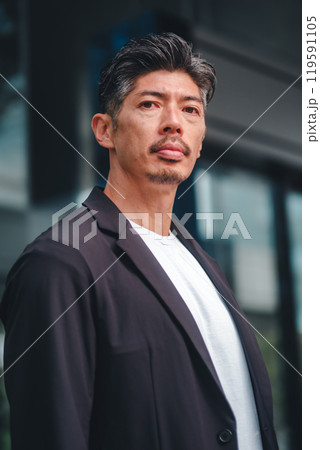 ビルの前に立つスーツを着た男性 ビルの前に立つスーツを着た男性 119591105