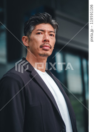 ビルの前に立つスーツを着た男性 ビルの前に立つスーツを着た男性 119591106