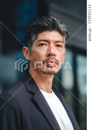 ビルの前に立つスーツを着た男性 ビルの前に立つスーツを着た男性 119591115
