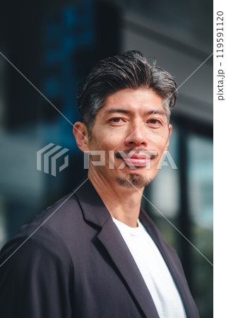 ビルの前に立つスーツを着た男性 119591120