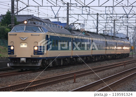 早朝の東海道線にやってきた583系電車(秋田車)の団体列車_2010/7/31撮影 119591324