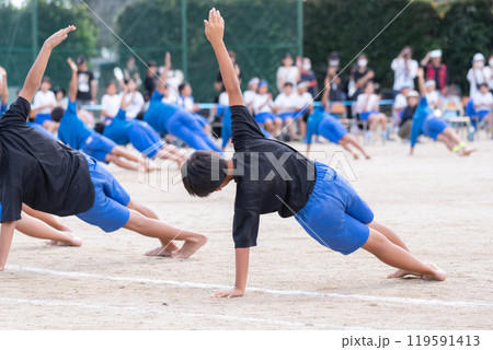 運動会で組体操をする小学生の男の子 運動会で組体操をする小学生の男の子 119591413