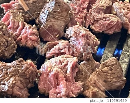 極上の牛ヘレ肉をベテラン店員にお任せして焼いてもらった瞬間 極上の牛ヘレ肉をベテラン店員にお任せして焼いてもらった瞬間 119591429