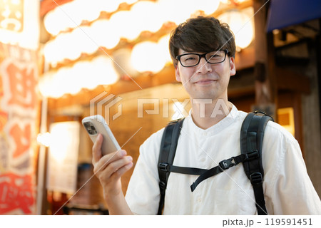 スマホを持つ男性 スマホを持つ男性 119591451