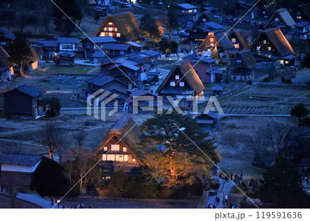 白川郷　荻町城趾公園展望台から　冬のライトアップ 119591636
