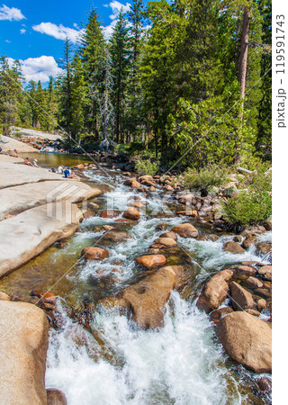 ヨセミテ国立公園　ネバダ滝の頂上　 119591743
