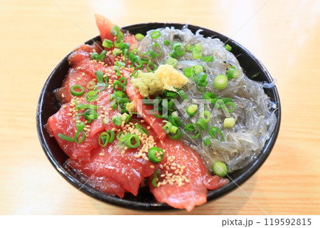 おいしい海鮮丼 生しらすと鮪の海鮮丼 おいしい海鮮丼 生しらすと鮪の海鮮丼 119592815