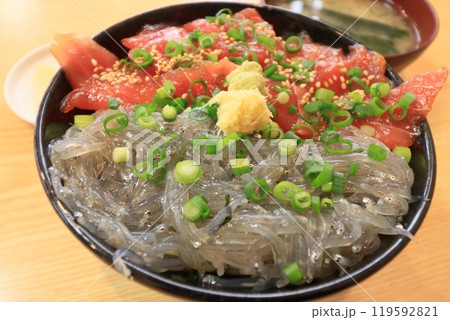 おいしい海鮮丼 生しらすと鮪の海鮮丼 おいしい海鮮丼 生しらすと鮪の海鮮丼 119592821