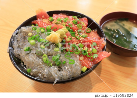 おいしい海鮮丼 生しらすと鮪の海鮮丼 おいしい海鮮丼 生しらすと鮪の海鮮丼 119592824