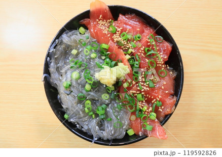 おいしい海鮮丼　生しらすと鮪の海鮮丼 119592826