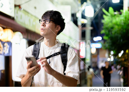 スマホを操作する男性 119593592