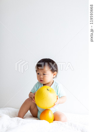 果物を持つ男の子 グレープフルーツ ザボン 果物を持つ男の子 グレープフルーツ ザボン 119593668