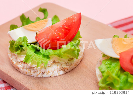 Rice Cake Sandwiches with Tomato, Lettuce and Egg 119593934