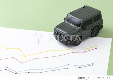 グリーン背景に自動車とグラフ グリーン背景に自動車とグラフ 119594077