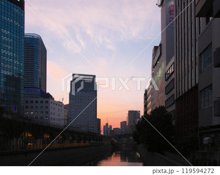 【東京都千代田区】 夕暮れの神田川 ： 万世橋より　　都市景観（2022年5月） 119594272