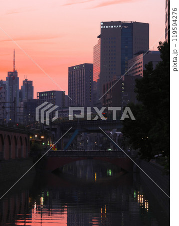 【東京都千代田区】 夕暮れの神田川 ： 万世橋より　　都市景観（2022年5月） 119594276