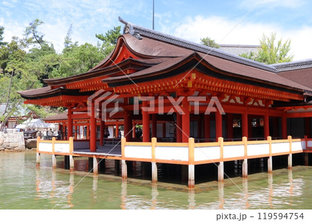 海上に浮かぶ厳島神社 119594754