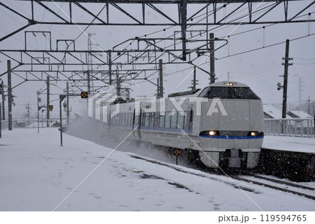 琵琶湖西岸 湖西線 北小松駅を行く 特急電車 琵琶湖西岸 湖西線 北小松駅を行く 特急電車 119594765